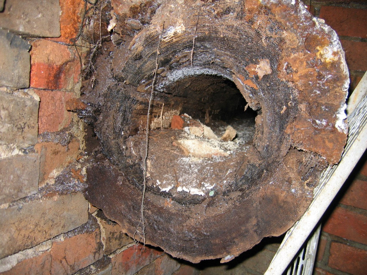 Дореволюционная деревянная труба в подвале Гастронома