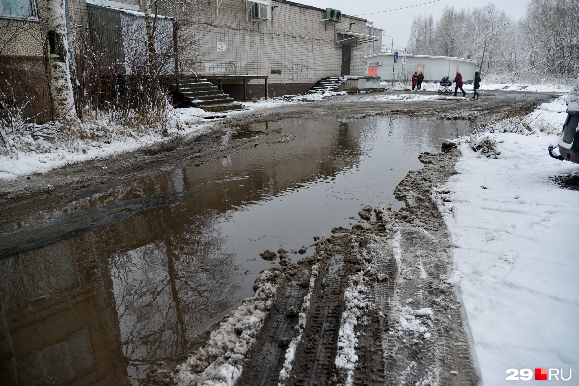 На дороги внутри дворов жаловались нам почти все жители На дороги внутри дворов жаловались нам почти все жители