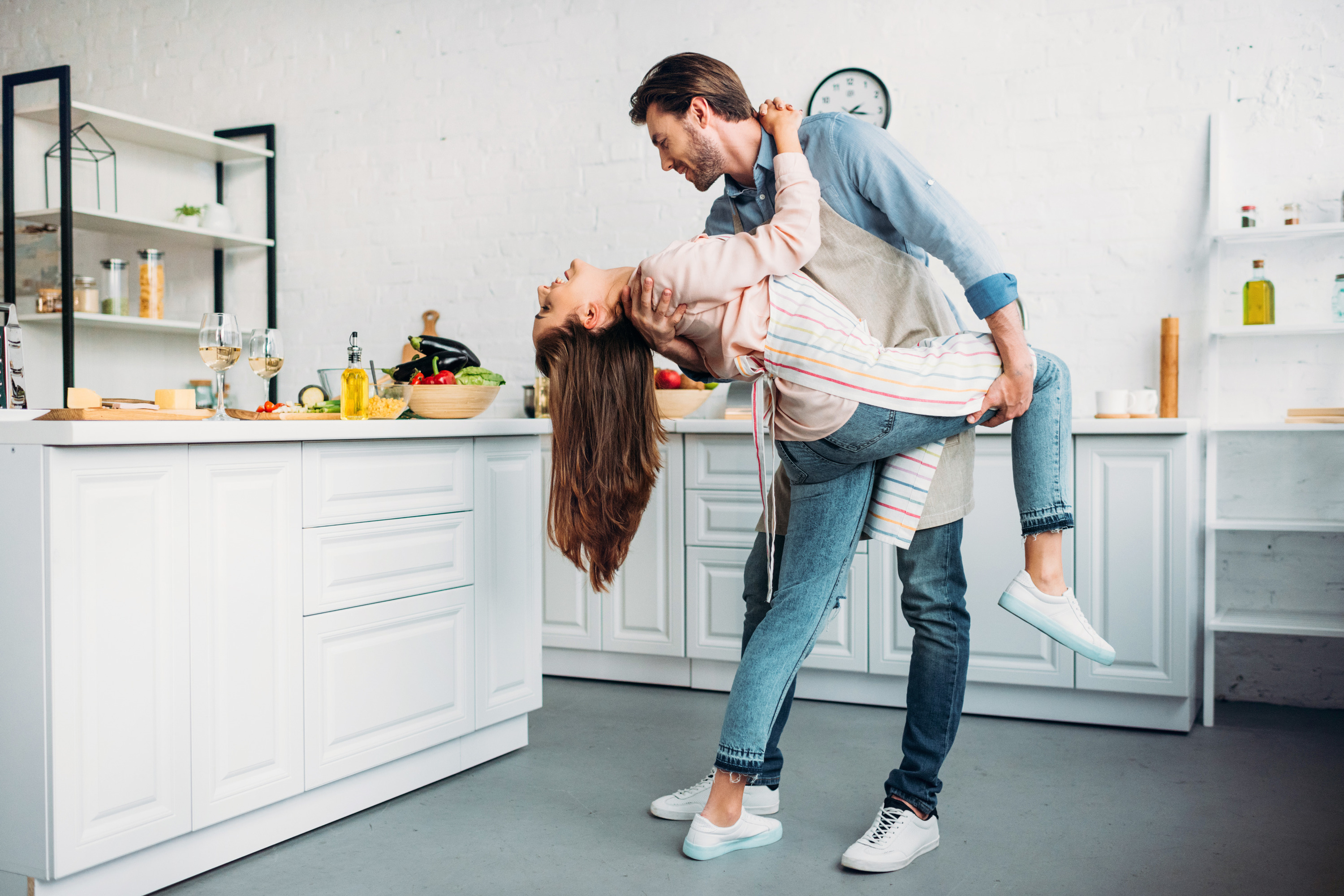 Попросила на паре. Влюбленные на кухне. Танцы на кухне. Фотосессия пар на кухне. Мужчина и женщина на кухне.