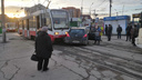 Трамвай № 13 ударил «Ниссан» и протащил его несколько метров по путям на Гусинобродском шоссе