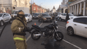 «Повернула и не посмотрела»: в центре Ярославля мотоциклистка влетела в автомобиль. Видео