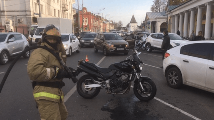 «Повернула и не посмотрела»: в центре Ярославля мотоциклистка влетела в автомобиль. Видео