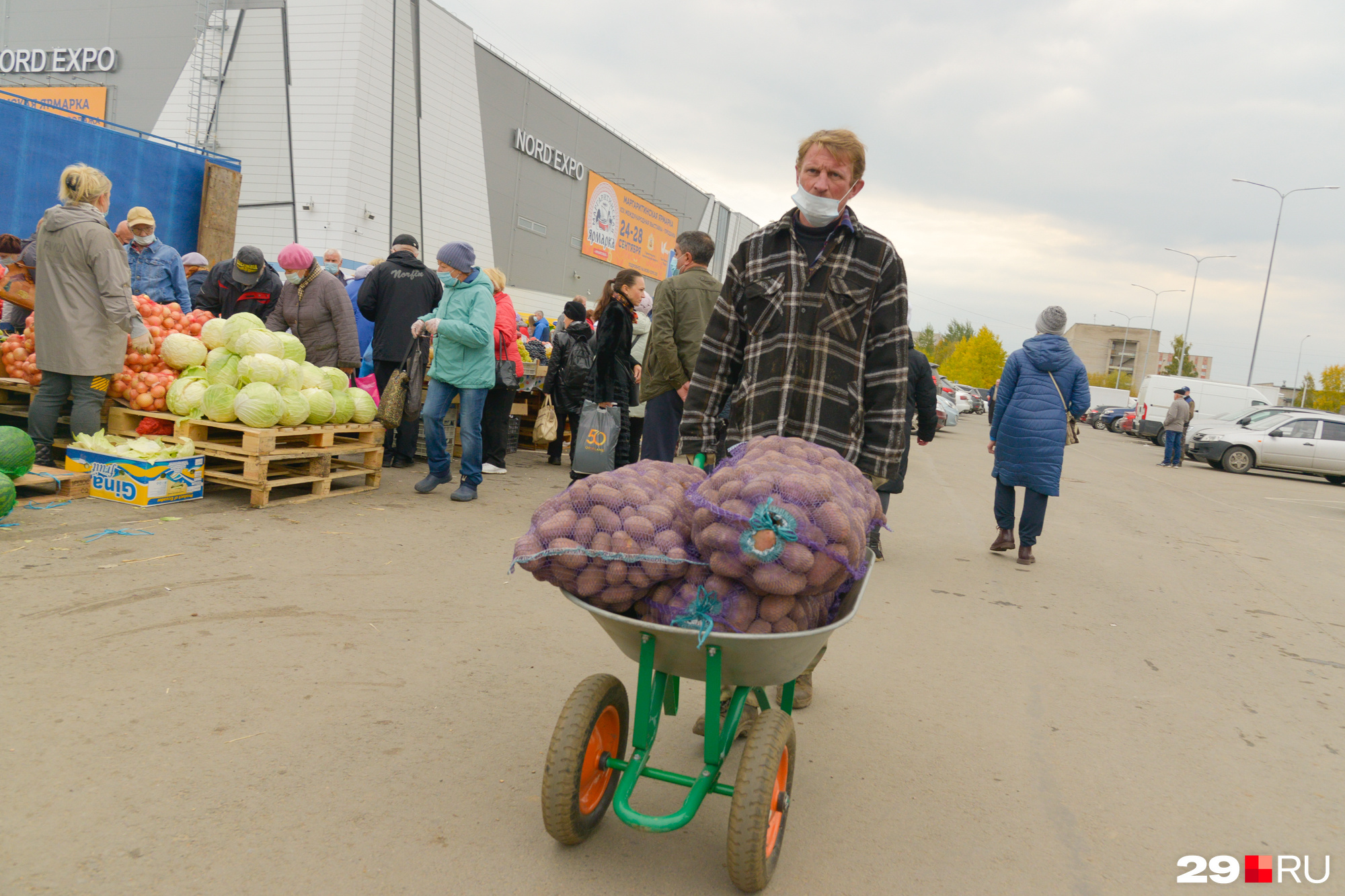 Многие посетители из года в года ездят только ради того, чтобы купить картошки