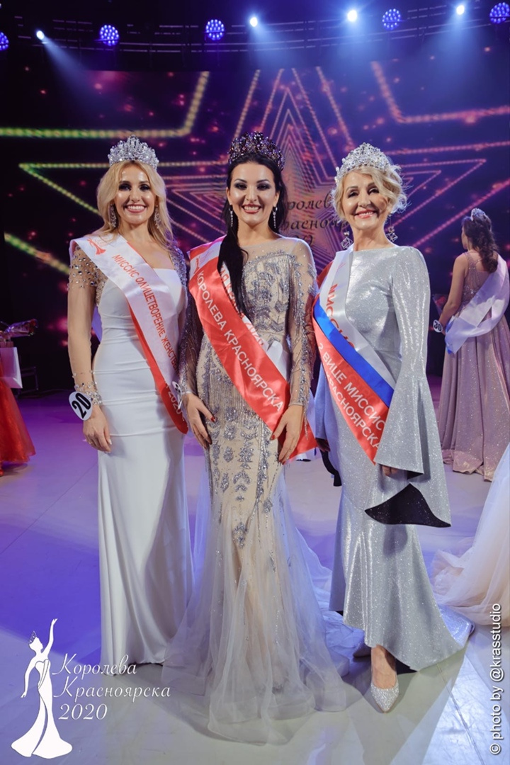 Ольга с двумя другими участницами конкурса красоты «Королева Красноярска — 2020»
