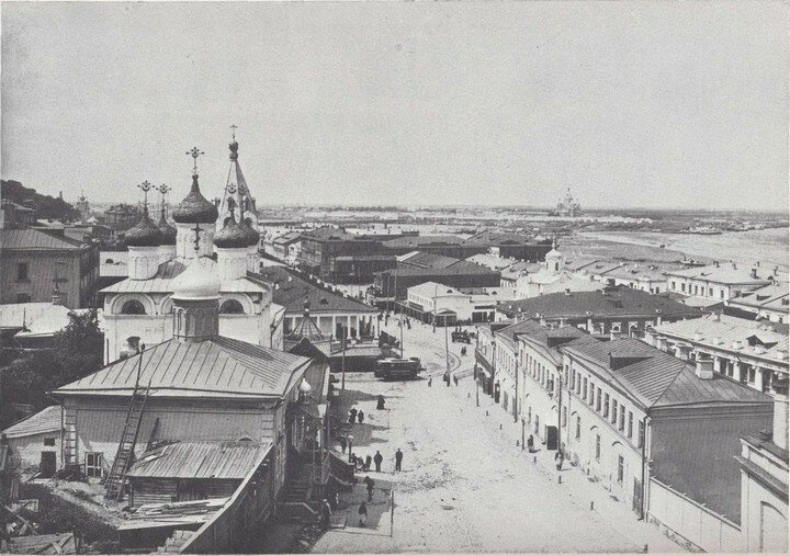 Вид от Ивановской башни кремля на Рождественскую улицу и Стрелку