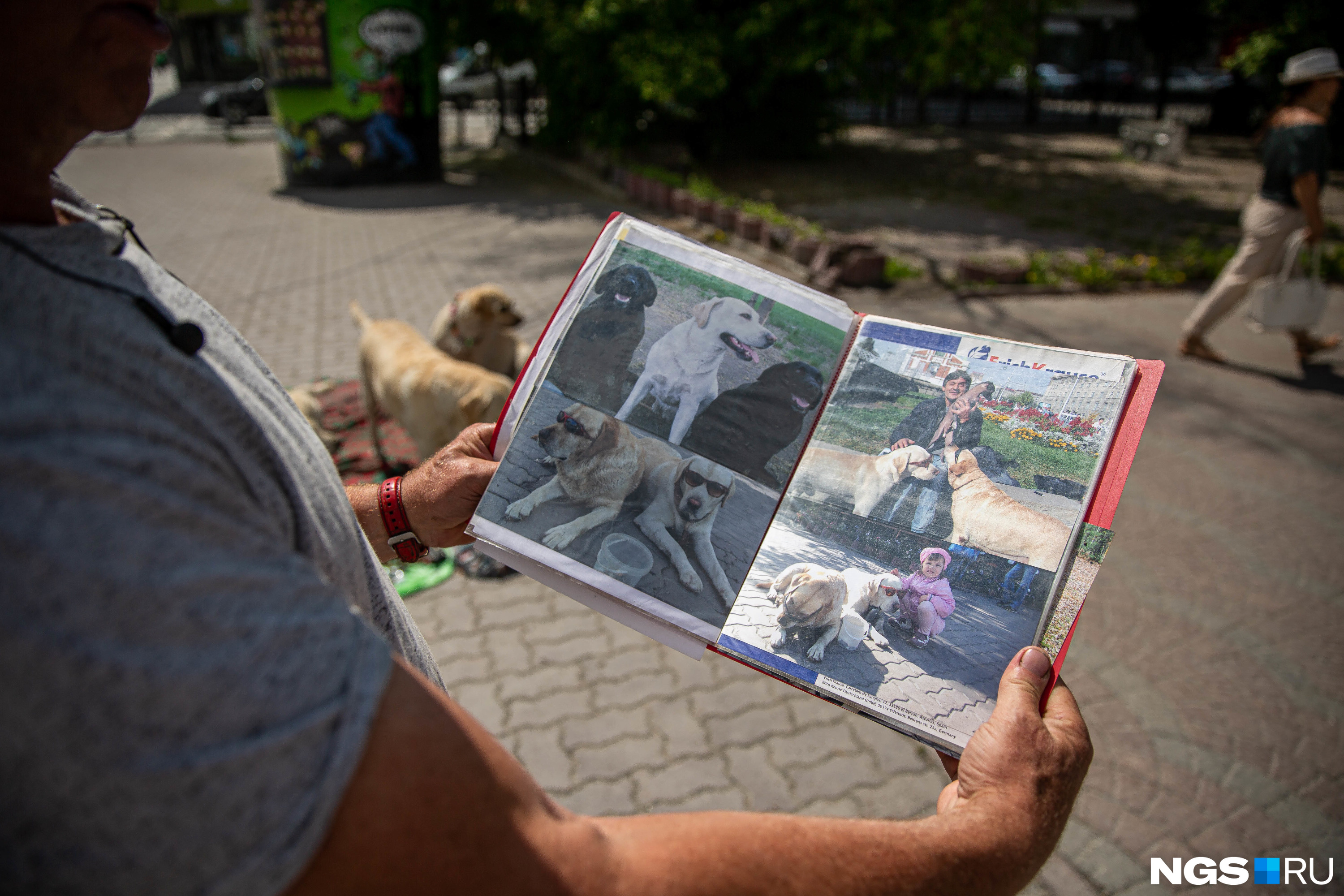 Павел часто приносит с собой альбом с фотографиями Павел часто приносит с собой альбом с фотографиями