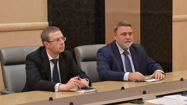 помощник председателя Правительства Игорь Артемьев (справа) и руководителем ФАС Максим Шаскольский (слева)