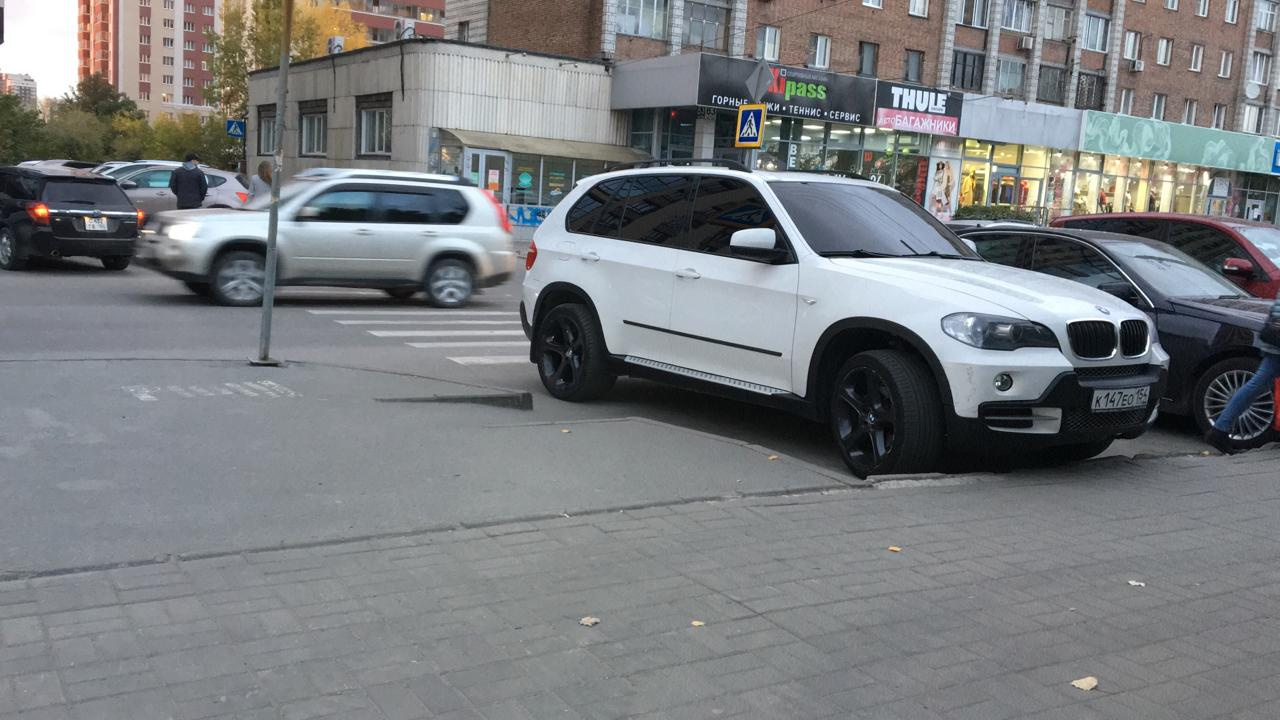 Разместился на пешеходном переходе Разместился на пешеходном переходе