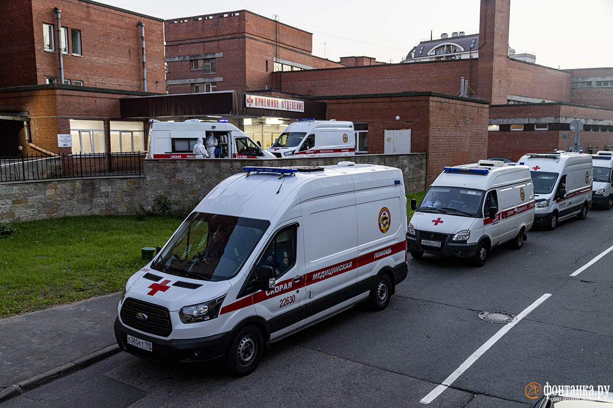 Очередь из машин скорой помощи у Покровской больницы в Петербурге фото 30  сентября 2020 г. - 1 октября 2020 - ФОНТАНКА.ру