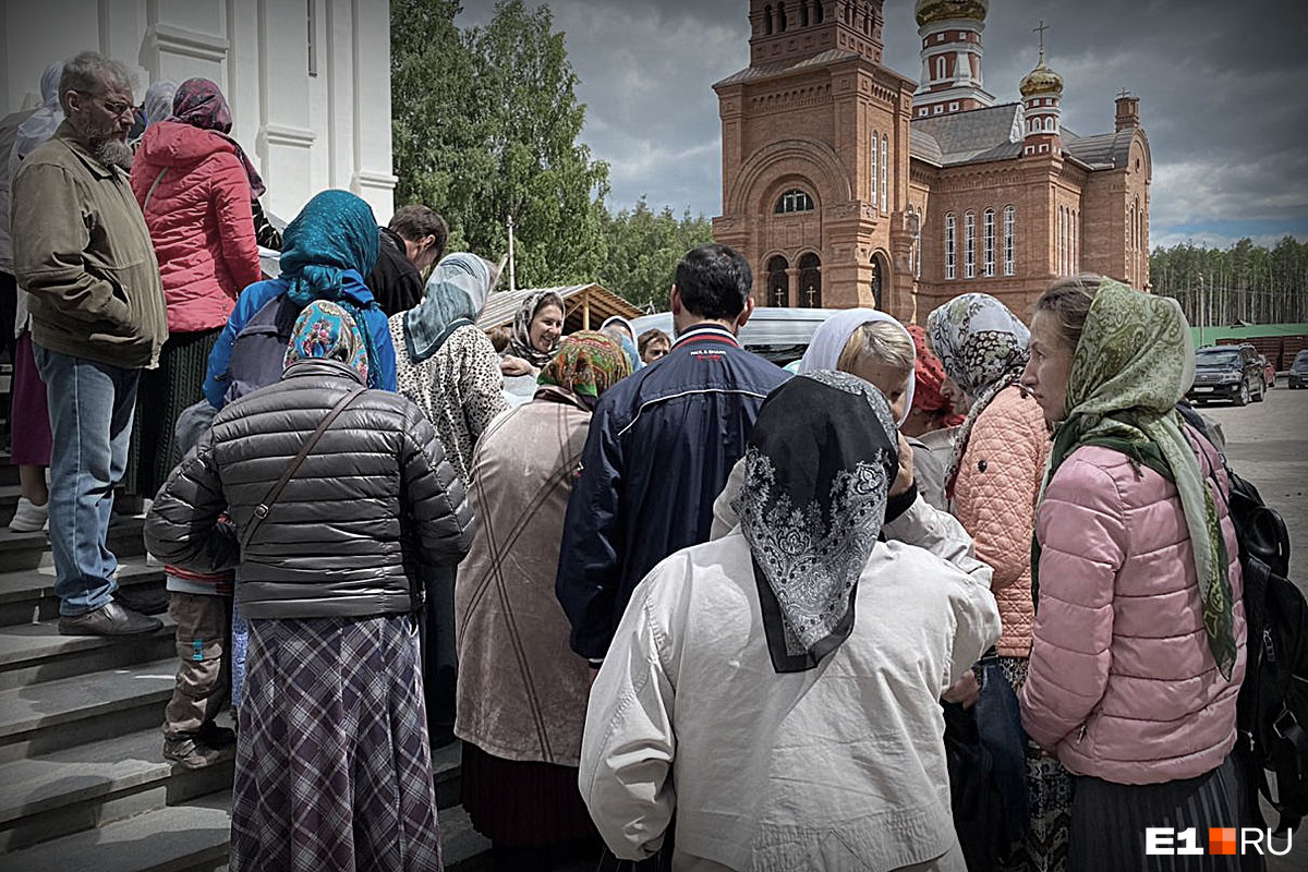После обеда в трапезной прихожане собирают подписи под письмом патриарху После обеда в трапезной прихожане собирают подписи под письмом патриарху