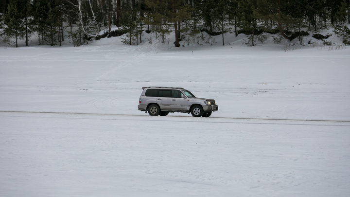 «Подталкивает людей к гибели»: арендатор земли у Бирюсинского залива платно пропускает машины по тонкому льду