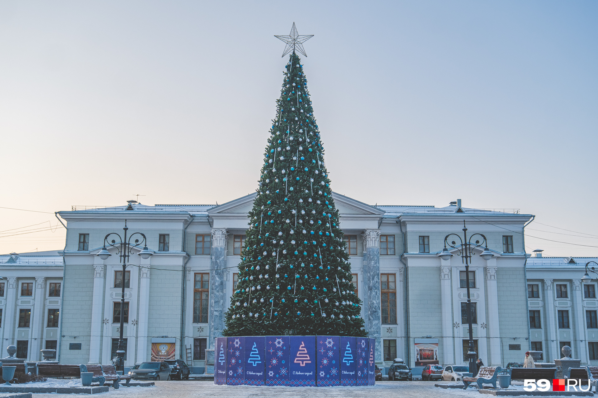 У ДК имени Солдатова поставили елку У ДК имени Солдатова поставили елку