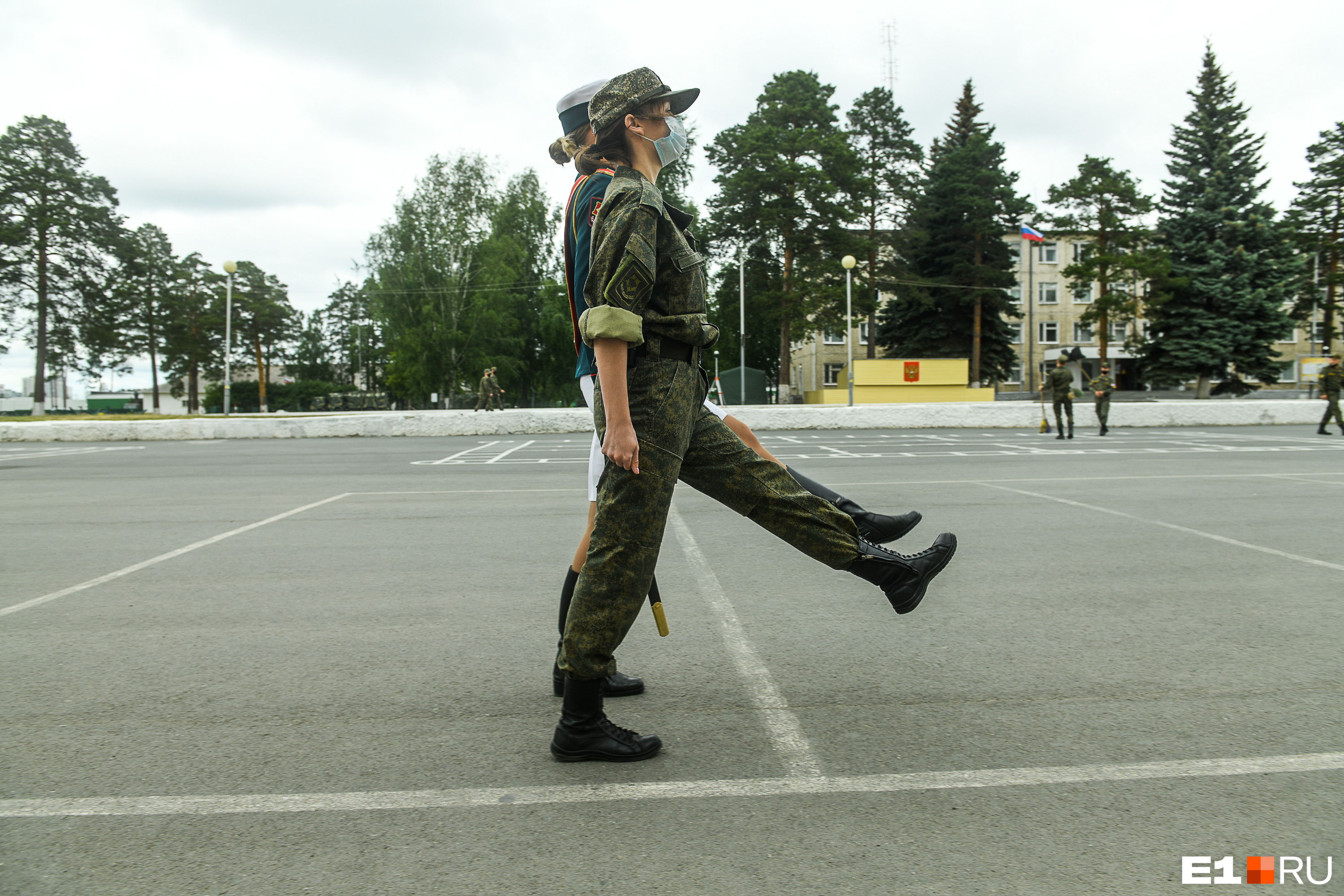 Армия 22 Екатеринбург. Студенты учатся маршировать. Маршируем вместе. Учимся шагать как в армии фото. Армейская 22