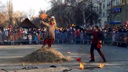 Чтобы не погасло: в Комсомольском саду Масленицу сожгли огнеметом
