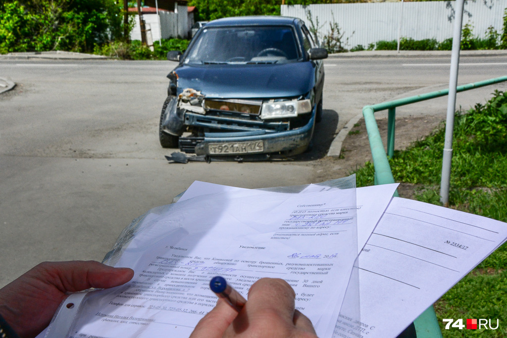 Комиссия оформляет акт осмотра и уведомление, которые крепят на автомобиль Комиссия оформляет акт осмотра и уведомление, которые крепят на автомобиль