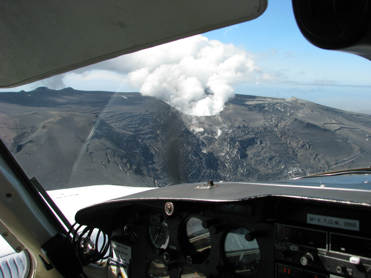 Вершина вулкана Эйяфьятлайокудль в Исландии в апреле 2010 года после извержения