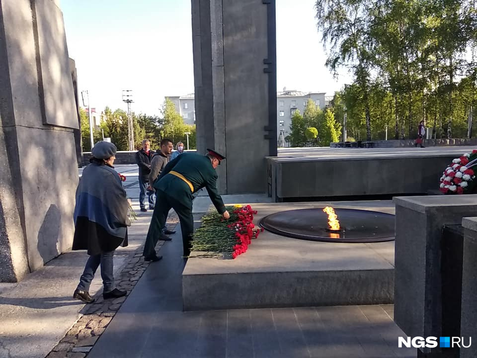 Новосибирцы возлагают цветы в память о погибших
