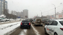 «Говорили же ехать на электричке»: новосибирцы застряли в пробках во время снегопада