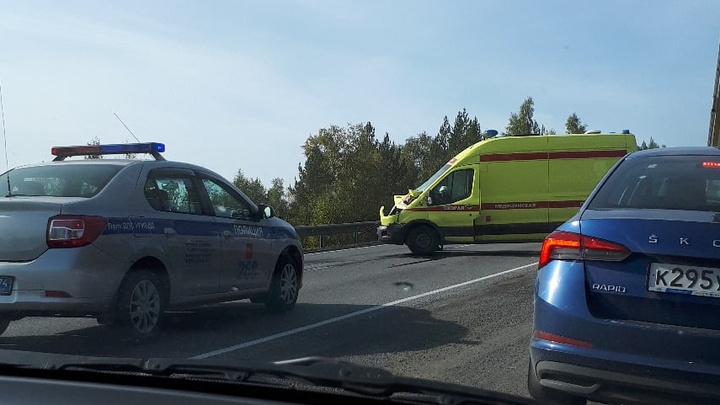 Машина реанимации столкнулась с грузовиком на трассе М-5 в Челябинской области