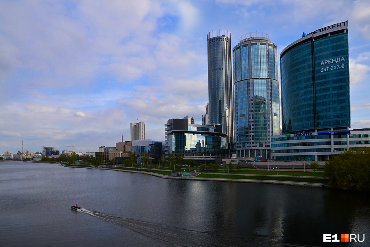 Исеть парк екатеринбург. Набережнаяилеть Екатеринбург. Набережная реки Исеть. Исеть город Екатеринбург. Набережная реки Исеть ЕКБ.