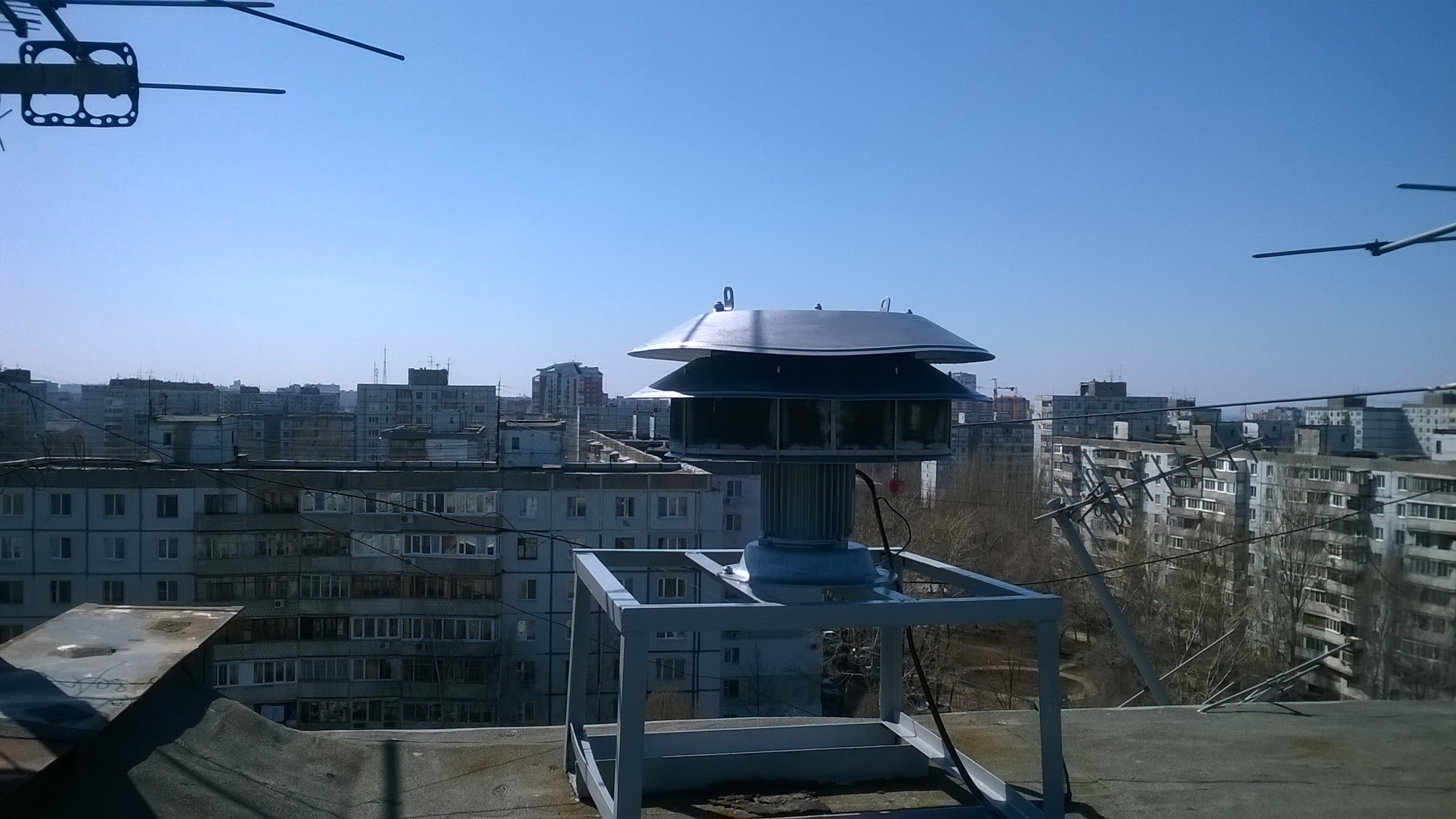 Сирена в ульяновске сегодня. Электросирена в Самаре. Электросирена на крыше. Сирены расположенные на крышах высотных домов. Сирена на крыше многоэтажки.