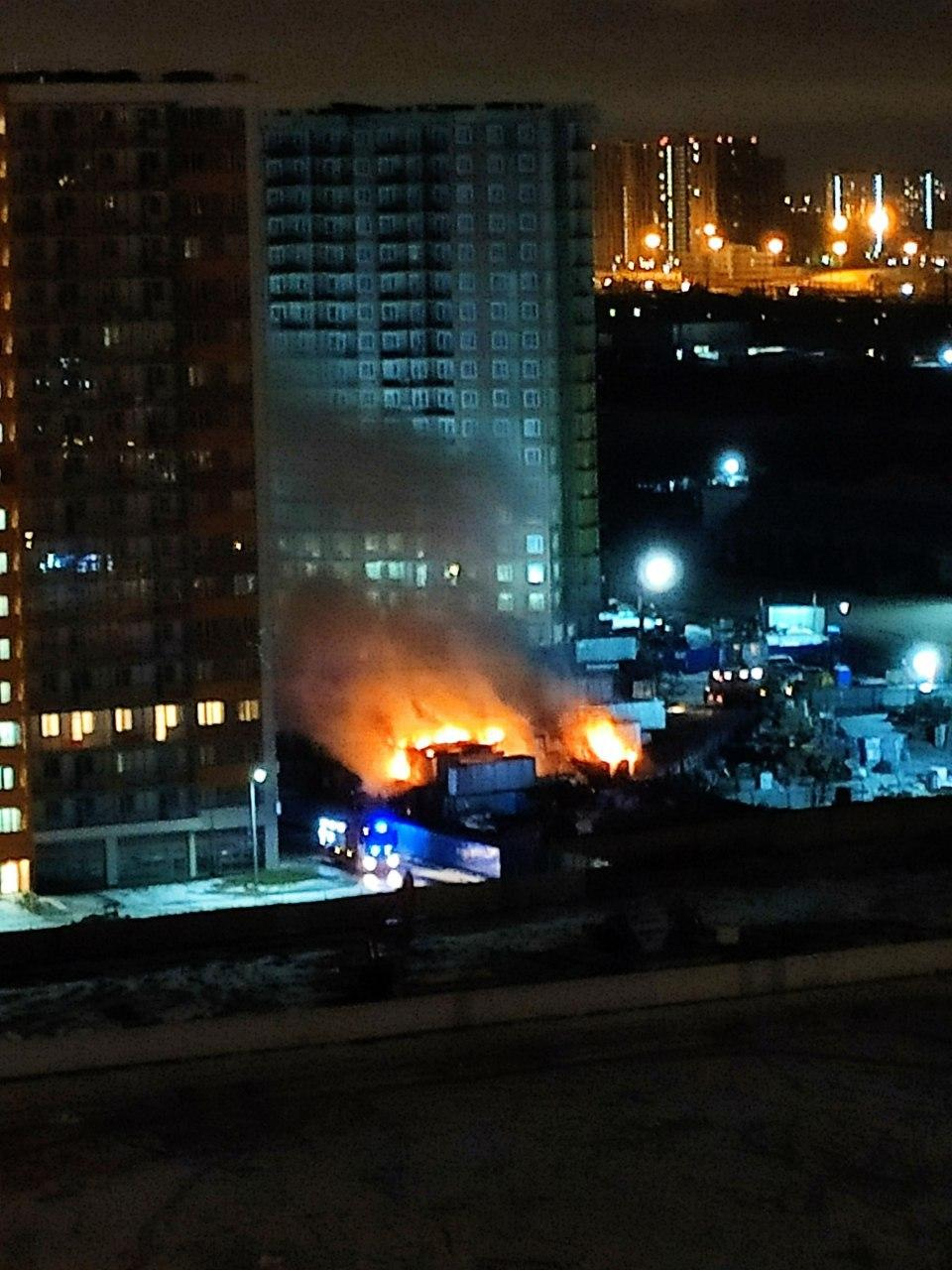 Очевидец: Под окнами строящегося на Среднерогатской жилкомплекса взрываются  и горят бытовки - 1 марта 2020 - ФОНТАНКА.ру