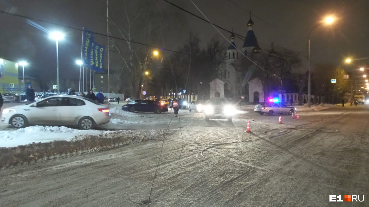 Дорога перекрыта полицией Дорога перекрыта полицией
