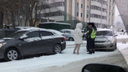 «Водители сидят в машинах уже 6 часов»: из-за снегопада новосибирцы не могут дождаться ДПС