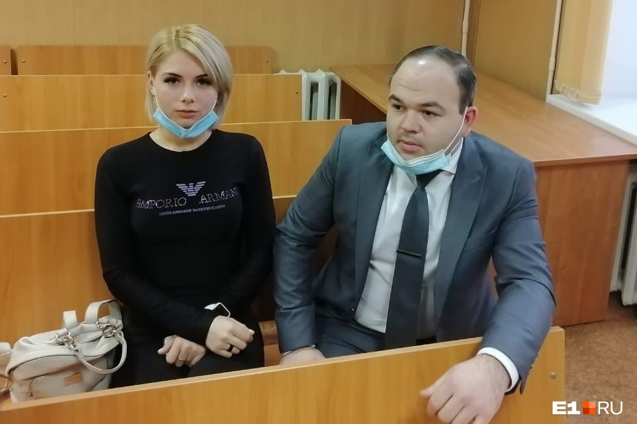 На суде присутствовали дочь убитого Дмитрия Чикваркина, Каролина. Рядом с ней ее адвокат — Дмитрий Жикин.