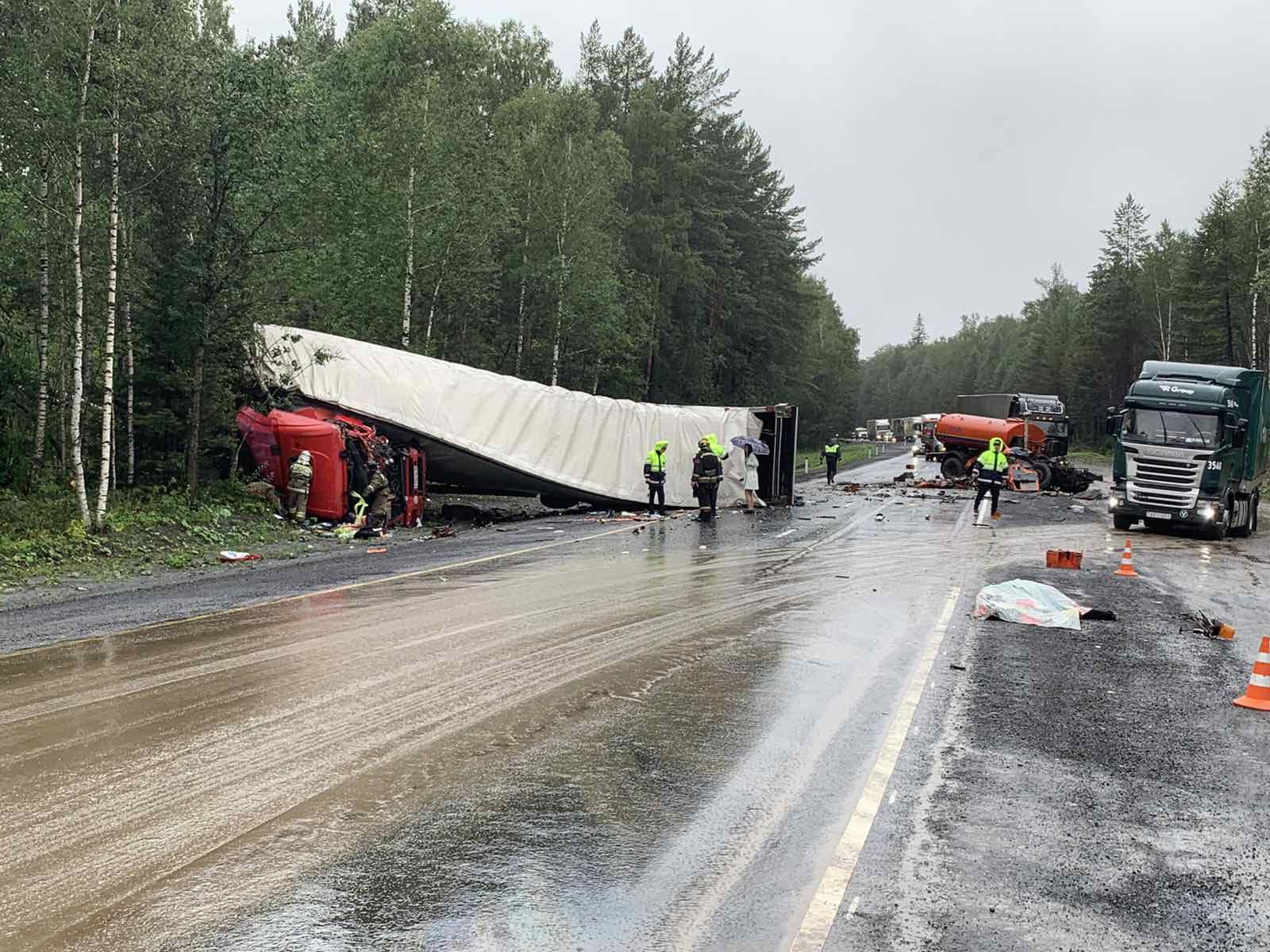Авария произошла из-за того, что IVECO выскочил на встречку Авария произошла из-за того, что IVECO выскочил на встречку