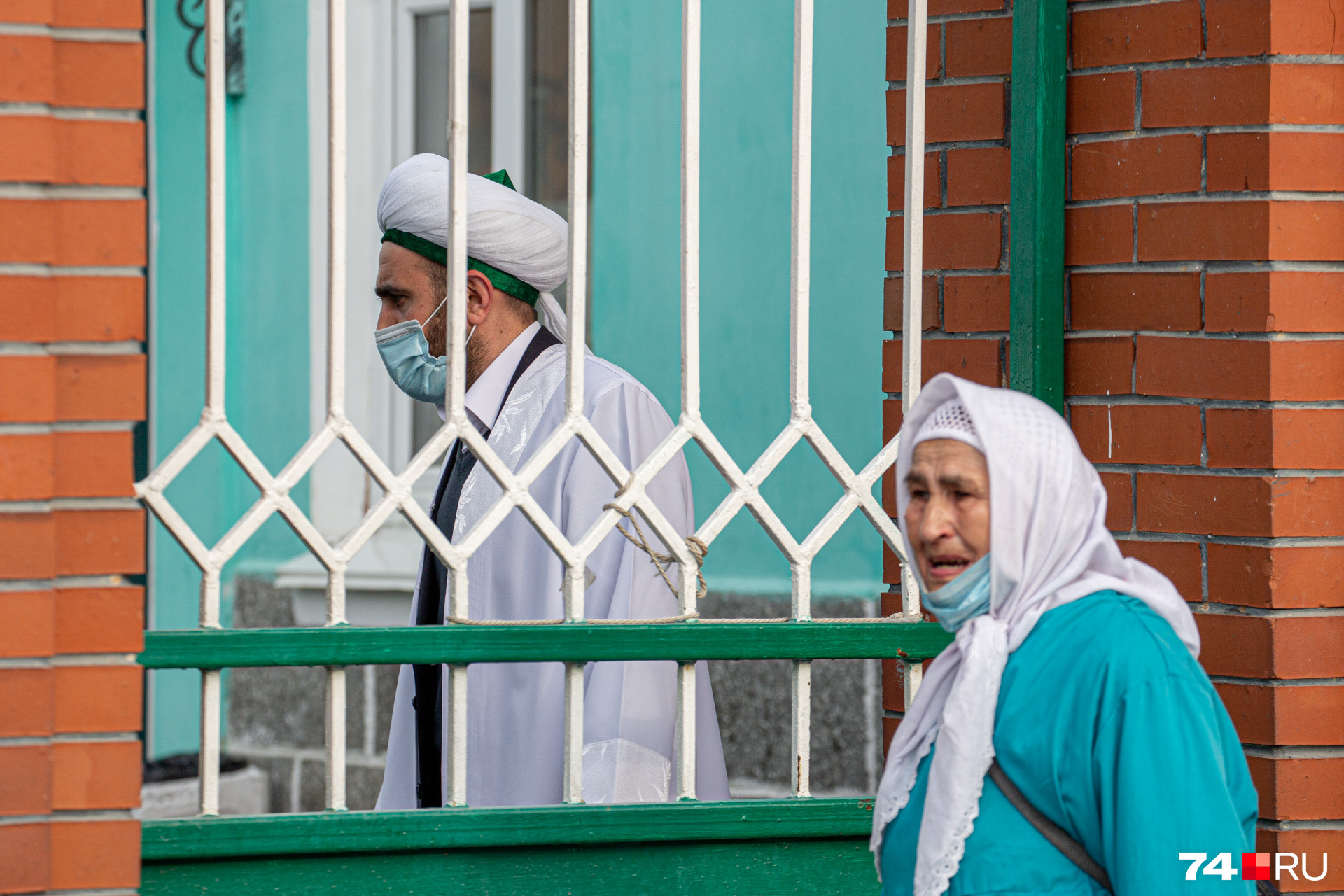 Священнослужители общались с пришедшими на службу мусульманами через забор Священнослужители общались с пришедшими на службу мусульманами через забор