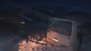 В Новосибирской области столкнулись грузовик и пассажирский автобус: один человек погиб, семь — попали в больницу