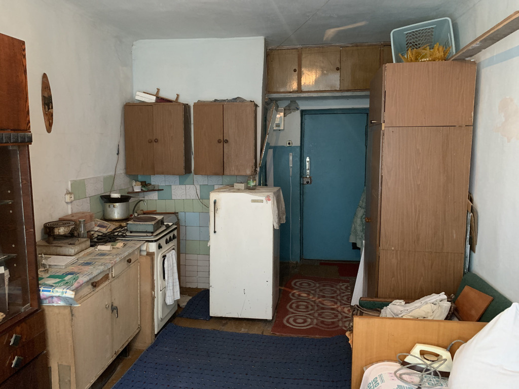 А вот так в квартире (она же комната) выглядит разделение жилой и кухонной зоны