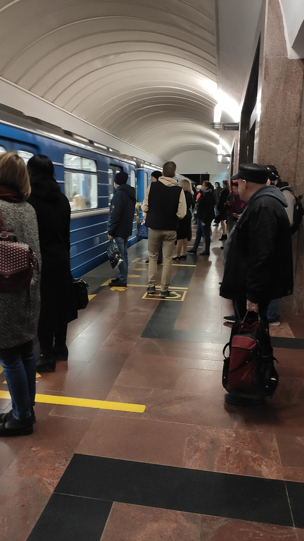 Вечером тоже многолюдно Вечером тоже многолюдно