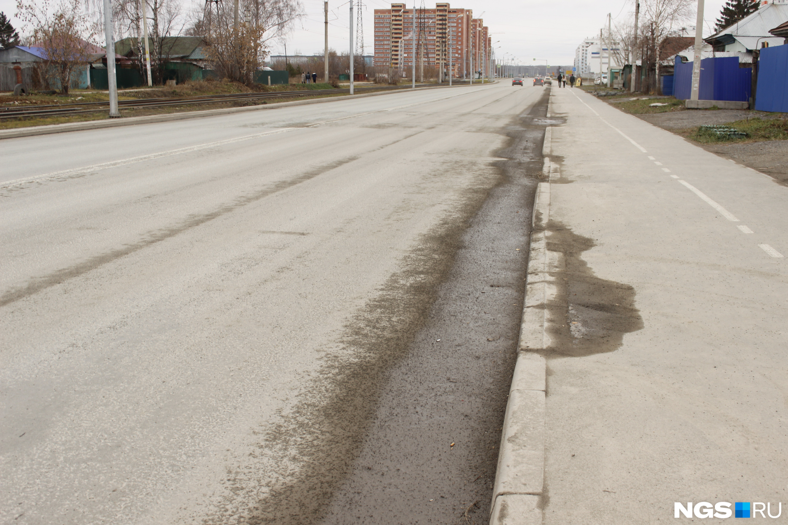 По краю скапливается грязь