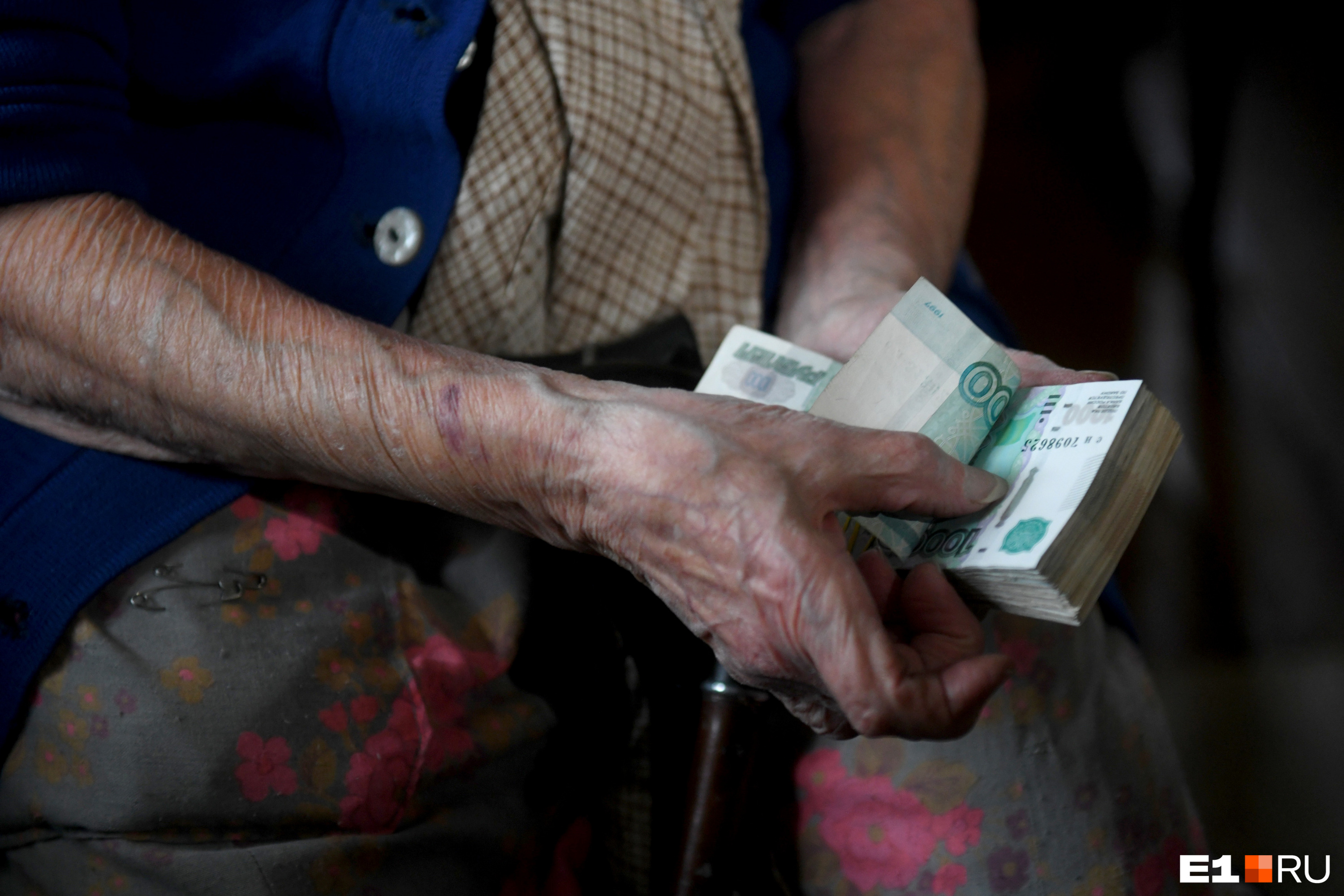 В Екатеринбурге мошенники забрали у пенсионерки миллион, чтобы поменять «старые» купюры на «новые»