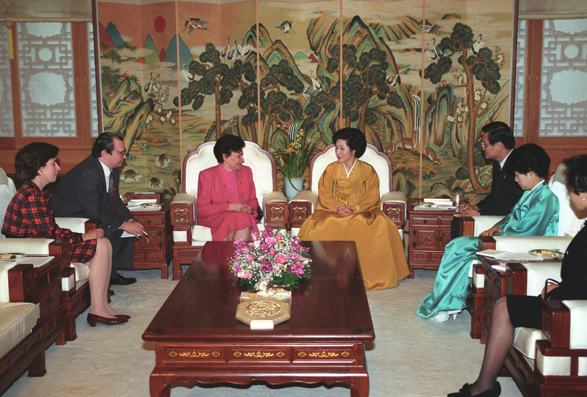 Наина Иосифовна и супруга президента Южной Кореи Ким Ок Сук. Сеул, ноябрь 1992 года