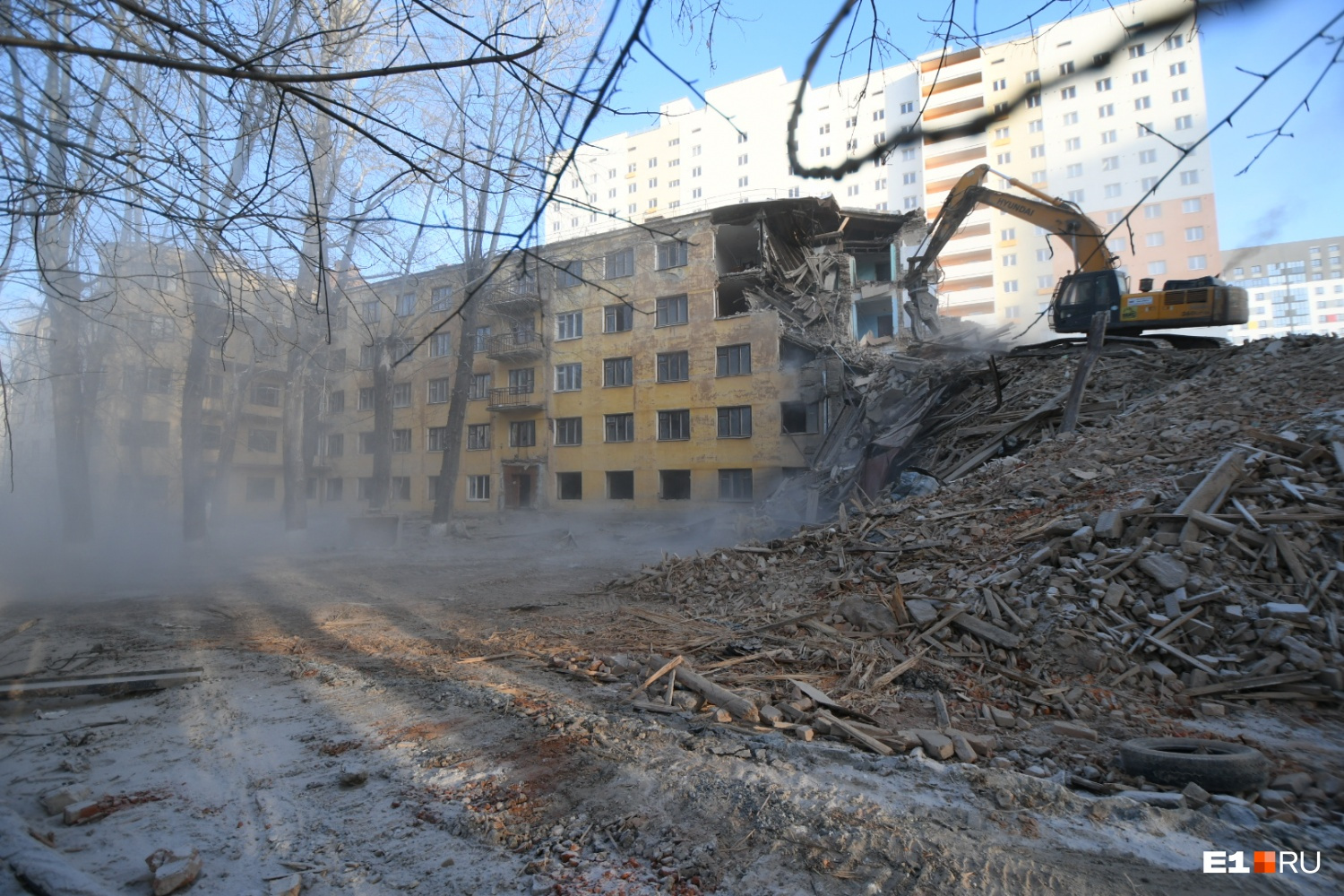 На этой неделе в компании планируют полностью завершить демонтаж старого корпуса общежития УрФУ на Фонвизина