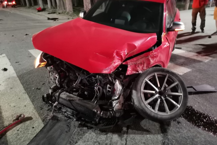 Хотя VW приближался сзади, удар пришёлся в переднюю часть разворачивающейся Audi Хотя VW приближался сзади, удар пришёлся в переднюю часть разворачивающейся Audi