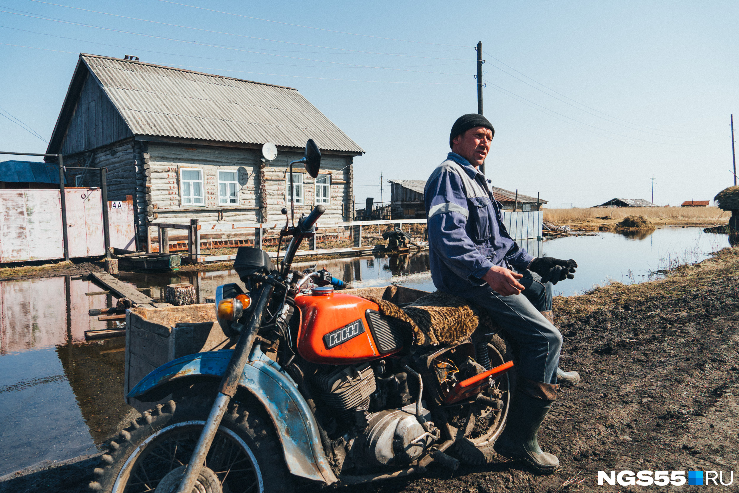 Житель дома на улице Рабочей Иван ещё по льду выгнал мотоцикл из ограды и теперь вынужден оставлять его прямо на проезде Житель дома на улице Рабочей Иван ещё по льду выгнал мотоцикл из ограды и теперь вынужден оставлять его прямо на проезде