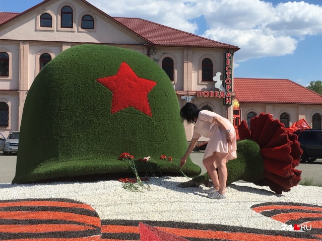 К стеле «Защитникам Отечества» в Саду Победы сегодня пройти было нельзя — парк закрыт. Но выход из ситуации нашёлся сам собою К стеле «Защитникам Отечества» в Саду Победы сегодня пройти было нельзя — парк закрыт. Но выход из ситуации нашёлся сам собою