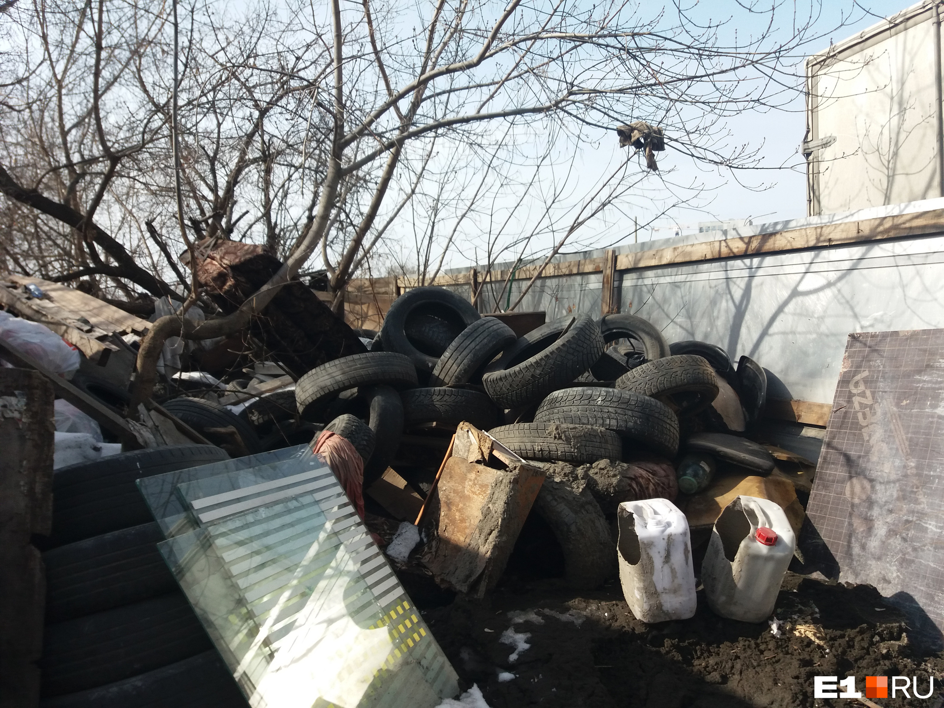 Покрышки сбрасывались здесь же Покрышки сбрасывались здесь же