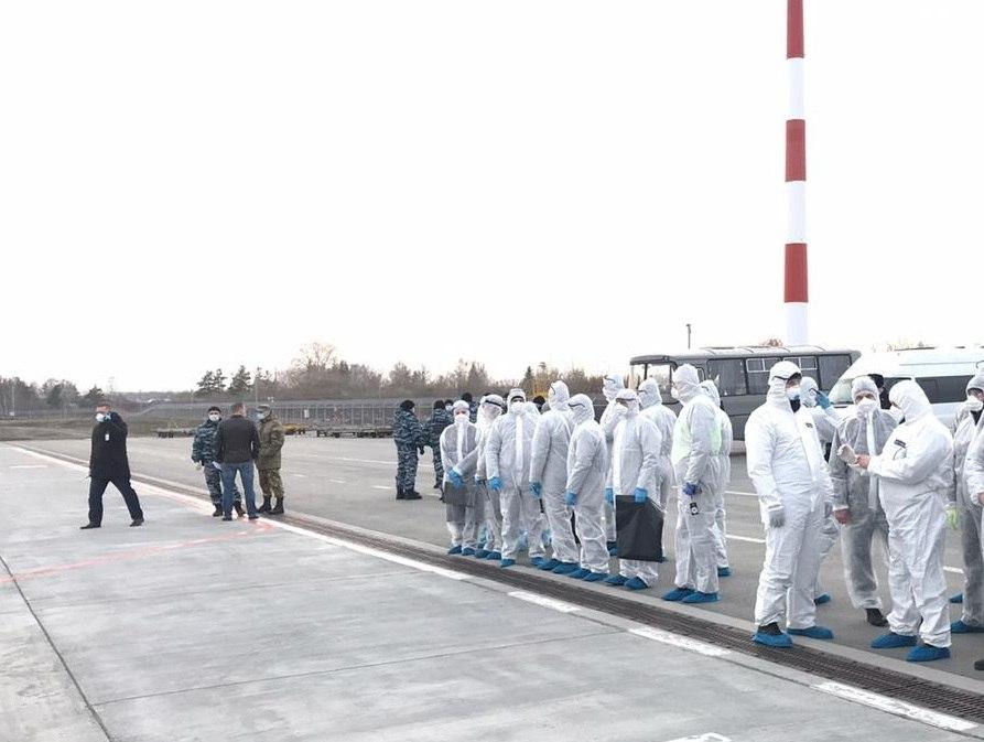 Самолет встречали сотрудники Роспотребнадзора и полицейские Самолет встречали сотрудники Роспотребнадзора и полицейские