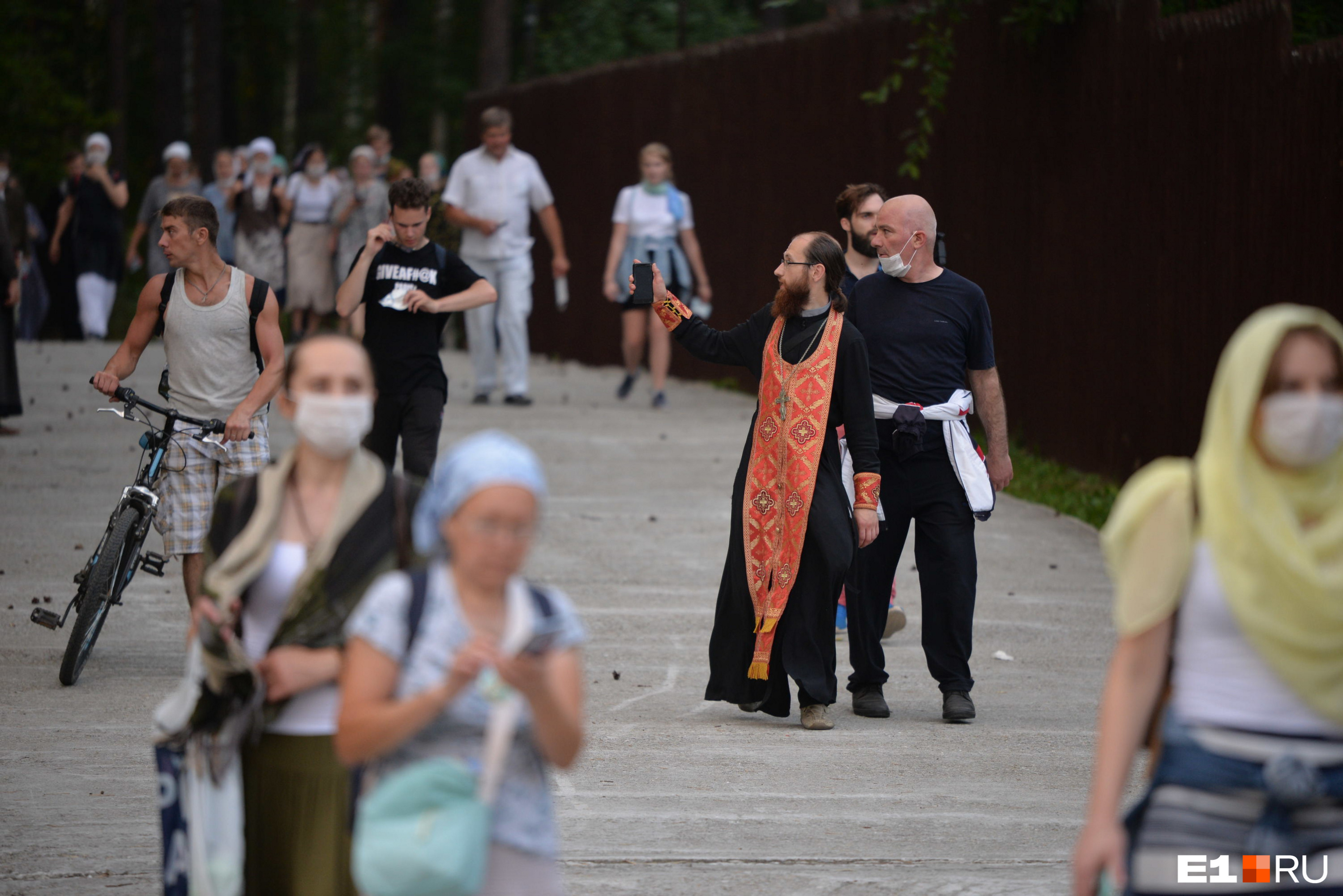 Крещение двойняшек. Два крестных. Прощание с гостями. Два крестных. Два крестных.