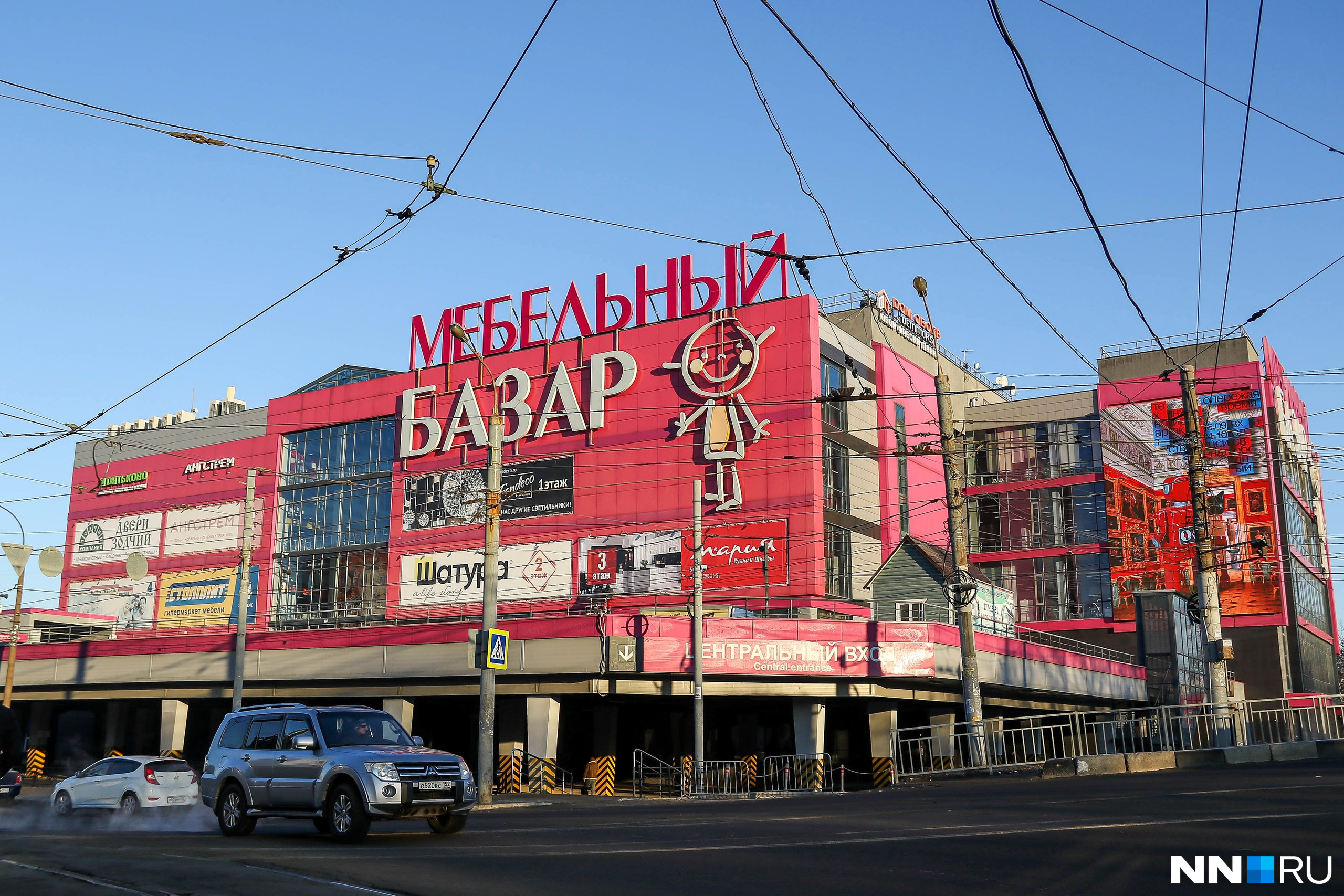 Начинается улица Гордеевская между двумя торговыми центрами: «Мебельным базаром» и «Гордеевским универмагом»