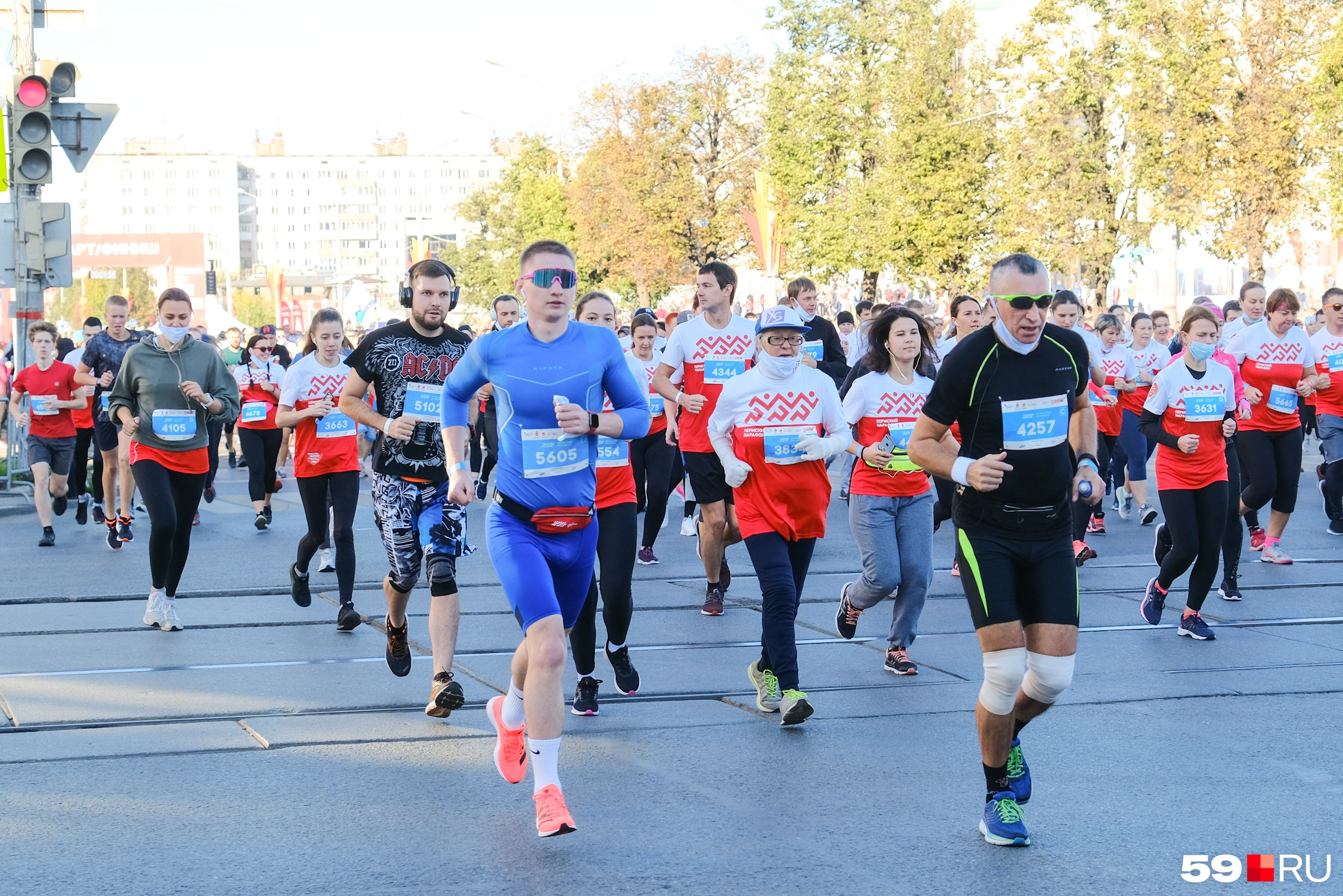 Сегодняшние новости спорт. Пермский полумарафон 2022. Спортсмен на старте. Спортсмен марафонец. Марафон Пермь 2023.