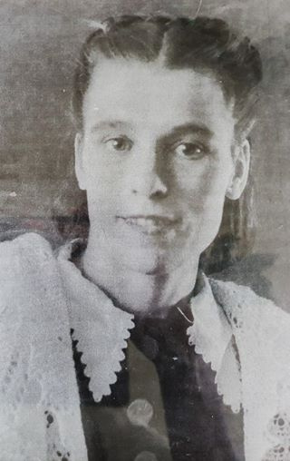 Эту фотографию сделали в 1940-х годах. Девушку на снимке зовут Наталья. Она работала на станции Новосибирск-Главный, а в годы войны трудилась в тылу<br> Эту фотографию сделали в 1940-х годах. Девушку на снимке зовут Наталья. Она работала на станции Новосибирск-Главный, а в годы войны трудилась в тылу<br>