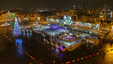 От огромного катка до спрятанной в углу ели: смотрим, как за пять лет изменились украшения главной площади Волгограда