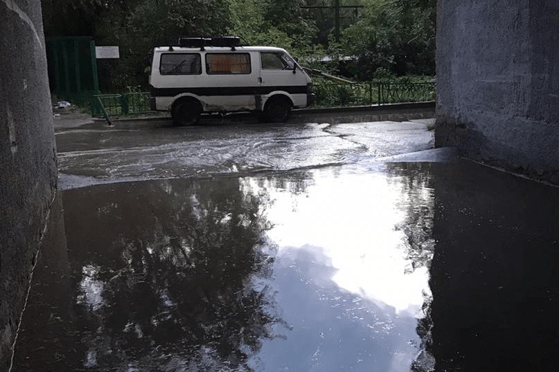 Затопление в городе кургане. Новосибирск после дождя. Затопленный город в Новосибирске. Гроза в Новосибирске 14 августа 2020. Потоп после дождя спортивная 13 2016 год Новосибирск чистая Слобода.