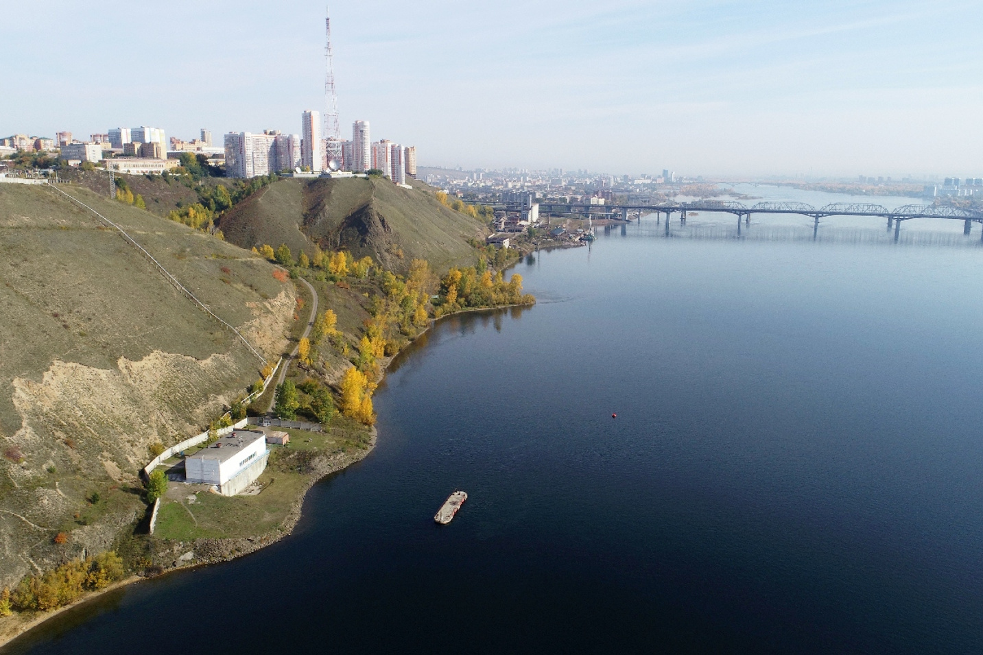 Красноярские каналы. Коммунальный мост Красноярск. Октябрьский мост Красноярск. Остров отдыха Красноярск. Водозаборы Красноярска.